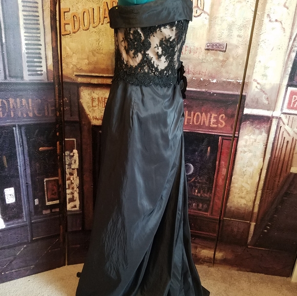 Strapless hand sewn silk gown with rose accent - Picture 5 of 16